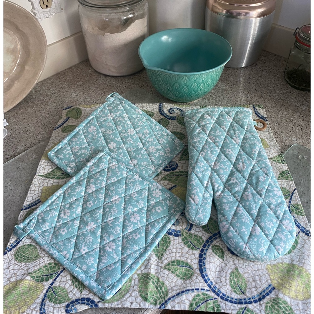 NWOT Gold Coast Oven Mitt & Potholder Set